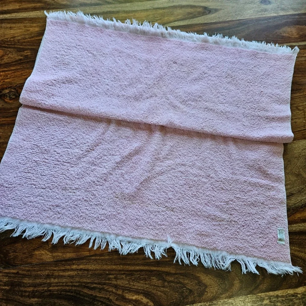 Vintage JC Penney Pink Mod Floral Bath Towel Cotton Fringe Retro 70s Made in USA